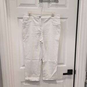 White stretch capris w bling trim on bottom cuff and front coin pocket size 10